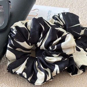 Scrunchies met zwarte bloemen