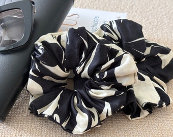 Schwarze Blumen Scrunchies