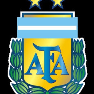 Op de afbeelding: Het officiële wapen van de Argentijnse voetbalbond (AFA) toont een blauwe en witte horizontale streep, twee gouden sterren en de letters "AFA" in een gouden schild, omringd door groene laurierbladeren.