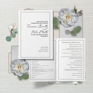 Könnte beinhalten: Ein Programm für eine Hochzeitszeremonie mit weißem Papier und schwarzem Text. Das Programm enthält die Namen des Brautpaares, Gianna Berella und Pietro Mella, das Datum der Hochzeit, den 28. April 2024, und den Ort, Katholische Kirche, Magenta, Lombardei. Das Programm enthält auch die Reihenfolge der Zeremonie, einschließlich der Lesung des Evangeliums, der Zustimmung, der Entgegennahme der Zustimmung, des Segens und der Übergabe der Ringe, des Segens und der Übergabe der Arras und der Gebete der Gläubigen.