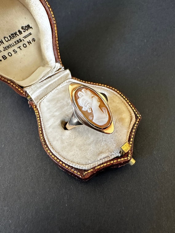 A Vintage 9ct Gold Cameo Ring. Hallmarked 1971