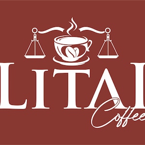 Op de afbeelding: Wit logo op een kastanjebruine achtergrond met de tekst "LITAI Coffee" en een gestileerde afbeelding van een kopje koffie met stoom die eruit opstijgt, in evenwicht op een weegschaal.