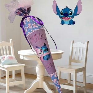 Könnte beinhalten: Eine kegelförmige Geschenktüte aus violettem Stoff mit einer Grafik der Figuren Stitch und Angel, dem Namen Mila und der Jahreszahl 2025. Die Öffnung ist mit einem violetten Band und hellrosa Tüll gerafft. Eine separate Stitch-Grafik ist zu sehen.