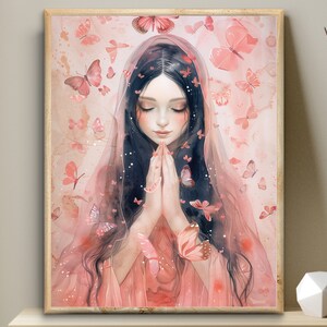Könnte beinhalten: Ein Aquarellbild einer Frau mit langen schwarzen Haaren, die einen rosafarbenen Schleier trägt. Sie betet mit ineinander verschränkten Händen. Der Hintergrund ist mit rosa Schmetterlingen gefüllt.