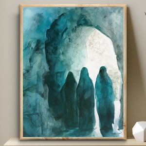 Peut inclure: Une peinture à l'aquarelle représentant trois silhouettes en bleu et vert, se tenant dans une ouverture de grotte. Les silhouettes sont éclairées par une lumière blanche vive au fond de la grotte.
