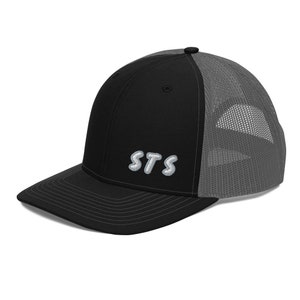 Pode incluir: Boné de caminhoneiro preto e cinza com um logotipo bordado branco que diz "STS".