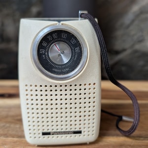 Vintage Panasonic Model R-1052 Handheld AM Transistor Radio
