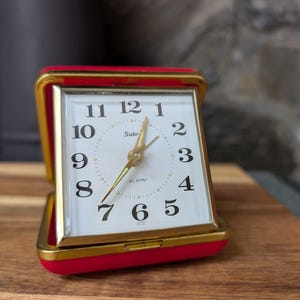Horloge de voyage à remontage sabre vintage dans son boîtier - horloge à remontage vintage - horloge de voyage sabre - fonctionne