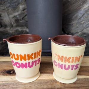 vintage Paire de tasses à café de voyage en plastique Dunkin Donuts avec couvercles-Tasses rares Dunkin&#39; Donuts-Whirley Industries Inc.