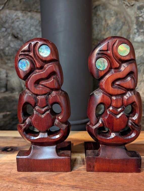 売り切れました。アンティークヴィンテージガラスボタンとコットンパールイヤーフック Vintage New Zealand Carved Wood Maori Tiki Bookends-paua Shell