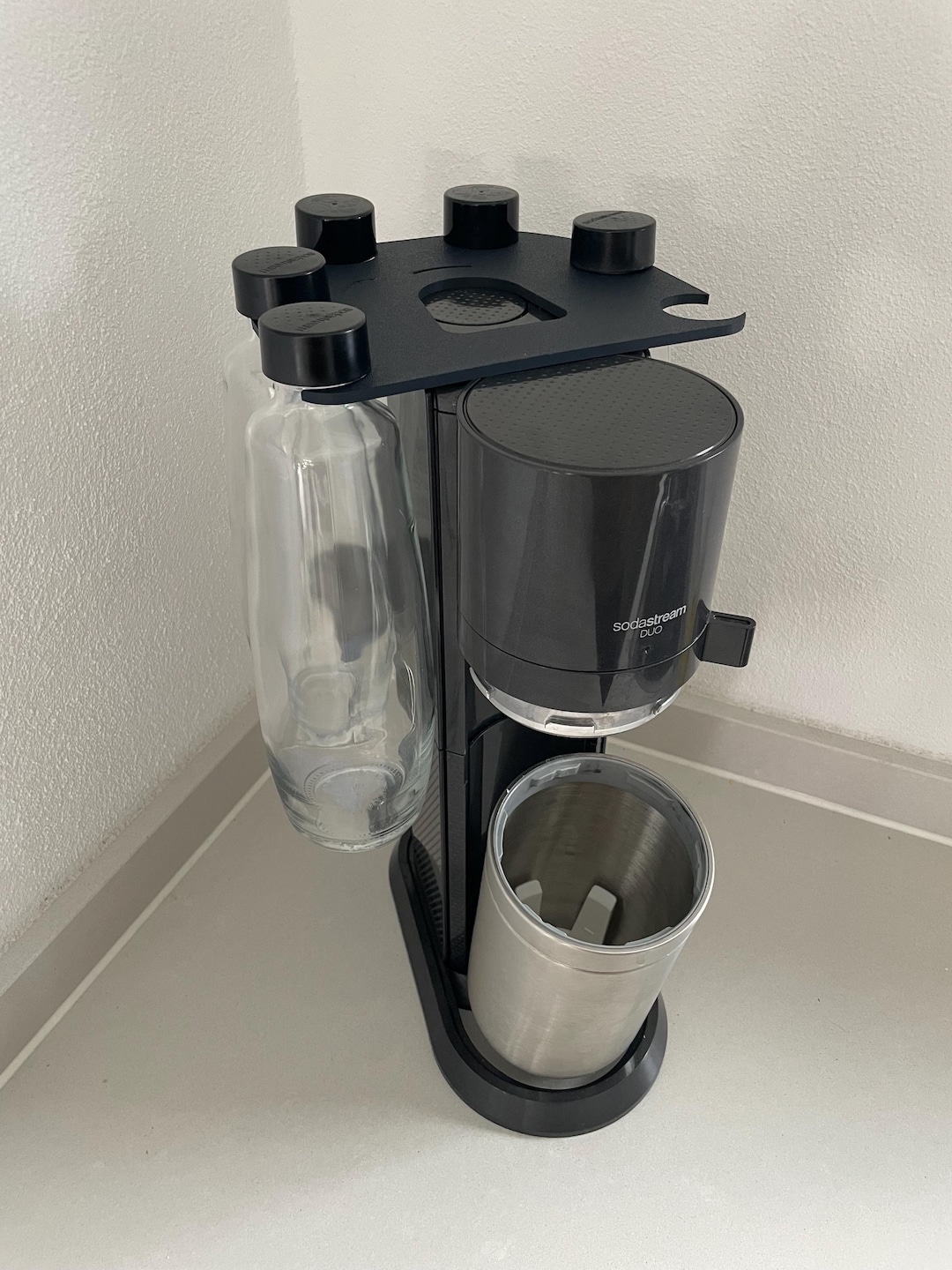 Flaschenhalter passend für SodaStream Duo – 3D‑gedruckter Halter | Organizer für Küche | Modern & Platzsparend