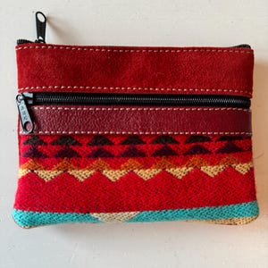 Cartera de cuero hecha a mano por los indígenas del Ecuador.