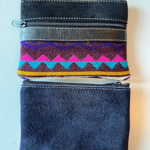 Cartera de cuero hecha a mano por los indígenas del Ecuador.
