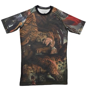 Op de afbeelding: Een shirt met korte mouwen voor sporten met een kleurrijke print van een tijger die een jaguar aanvalt. Het shirt heeft een zwarte ronde hals en de tekst "SALT AND STORM" staat gedrukt op de achterkant van de hals.