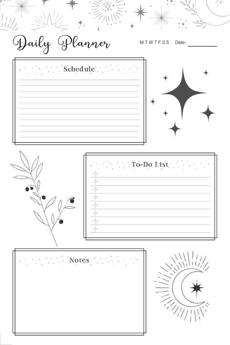 Op de afbeelding: Een zwart-wit dagplanner met secties voor schema, takenlijst en notities. De planner bevat hemelse illustraties, waaronder sterren, een maan en botanische elementen. De titel "Daily Planner" is geschreven in elegant schrift.