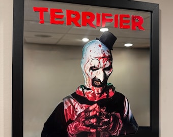 Anpassad konst Clownen Skräckspegel | Svart inramad skräckväggdekoration | Skräckfilmsrumsdekoration | Skräckfan-present |