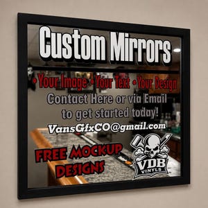 Puede incluir: Un espejo rectangular con marco negro con el texto "Custom Mirrors" en blanco. El espejo refleja una escena de bar. El texto adicional incluye "Your Image, Your Text, Your Design" y "Free Mockup Designs". Un logotipo de calavera y huesos cruzados est&aacute; en la parte inferior derecha.