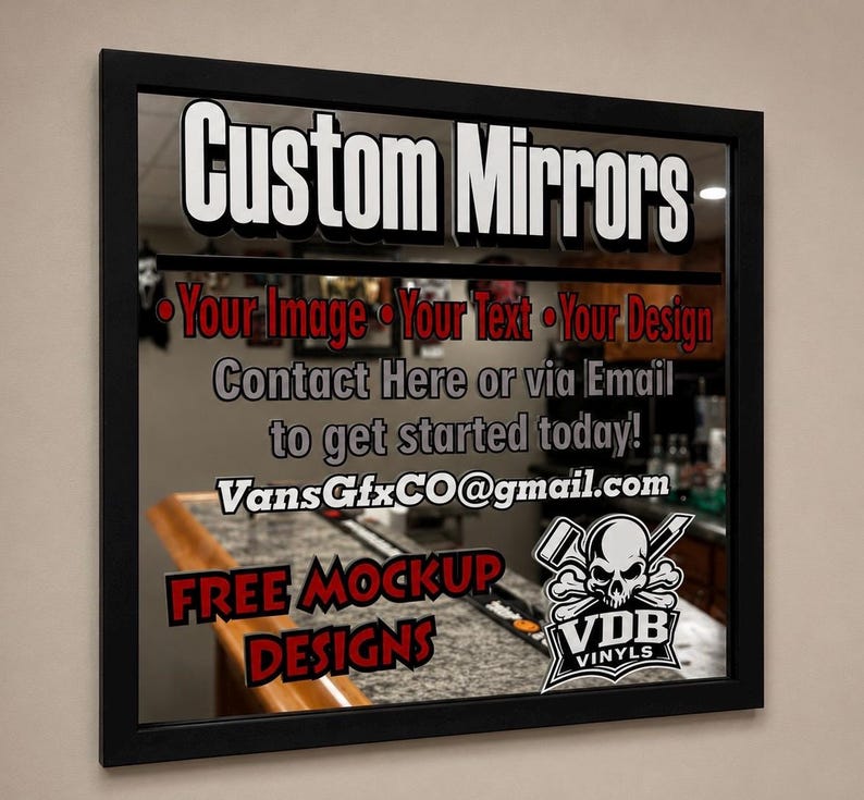 Puede incluir: Un espejo rectangular con marco negro con el texto "Custom Mirrors" en blanco. El espejo refleja una escena de bar. El texto adicional incluye "Your Image, Your Text, Your Design" y "Free Mockup Designs". Un logotipo de calavera y huesos cruzados est&aacute; en la parte inferior derecha.