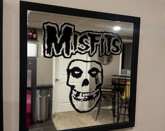Anpassad Misfits Crimson Ghost Skull-spegel | Svart inramad punkrockväggdekor | Gotisk rumsdekor | Skräckpunk-fangåva |