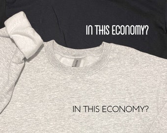 ¿En esta economía? - Camiseta con cuello redondo, manga larga o manga corta - Hecho por encargo
