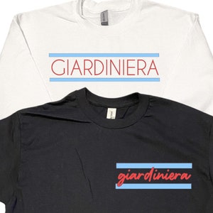 Puede incluir: Dos camisetas con la palabra "Giardiniera" impresa en ellas. La camiseta de arriba es blanca con rayas azules y texto rojo. La camiseta de abajo es negra con rayas azules y texto rojo.