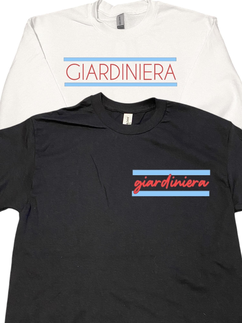 Puede incluir: Dos camisetas con la palabra "Giardiniera" impresa en ellas. La camiseta de arriba es blanca con rayas azules y texto rojo. La camiseta de abajo es negra con rayas azules y texto rojo.
