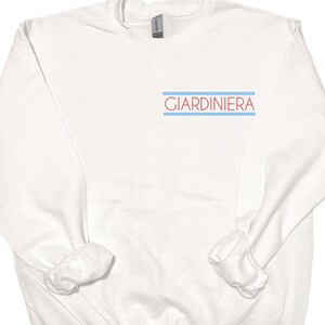 Puede incluir: Sudadera blanca con un dise&ntilde;o de rayas rojas y azules y la palabra "GIARDINIERA" impresa en rojo.