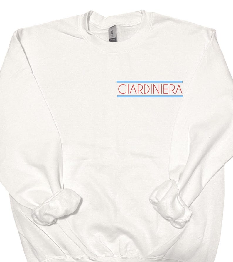 Puede incluir: Sudadera blanca con un dise&ntilde;o de rayas rojas y azules y la palabra "GIARDINIERA" impresa en rojo.