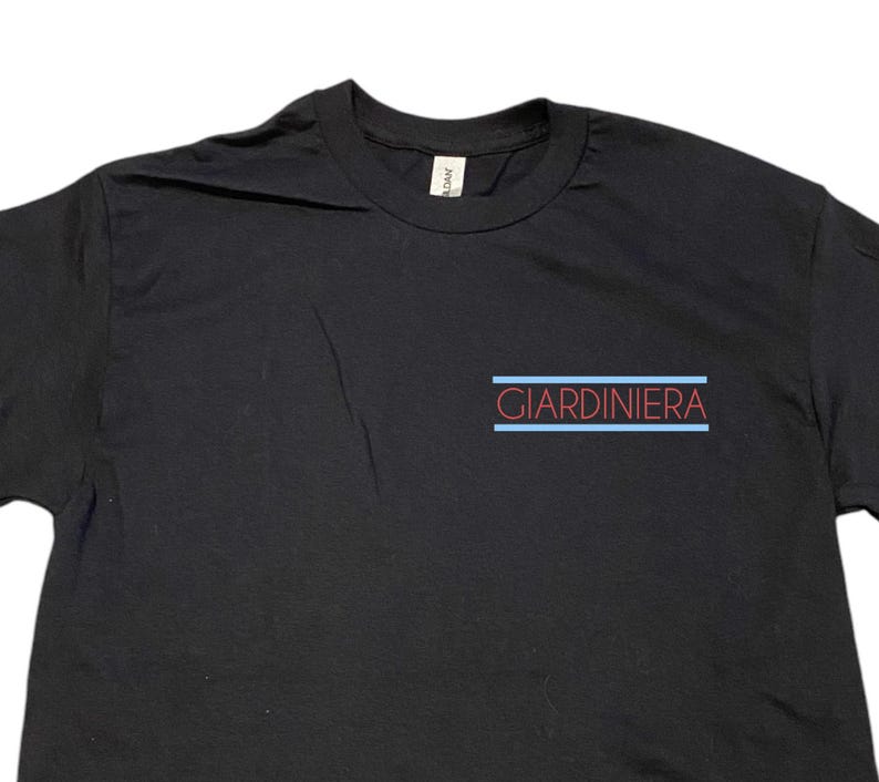 Puede incluir: Camiseta negra con la palabra "GIARDINIERA" impresa en rojo con l&iacute;neas azules arriba y abajo del texto.