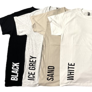 Puede incluir: Cuatro camisetas de diferentes colores: negro, gris hielo, arena y blanco. Cada camiseta tiene el nombre del color impreso en el lateral.