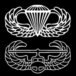 Puede incluir: Dos parches de insignia militar blancos sobre un fondo negro. El parche superior es un paracaídas con alas. El parche inferior es un helicóptero con alas.