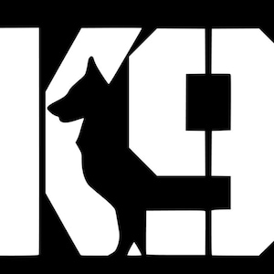 Può includere: Un design grafico in bianco e nero con le lettere "K9" e la silhouette di un cane incorporata nel design. Il cane è posizionato all'interno della lettera "K". Lo sfondo è nero pieno.