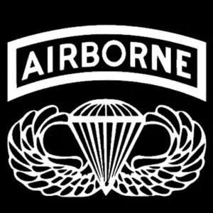 Puede incluir: Una silueta blanca de un paracaídas con alas, comúnmente conocido como "alas de paracaidista", con el texto "AIRBORNE" encima.