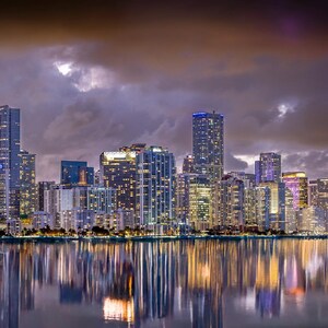 Skyline di Miami di notte - Arte murale panoramica della città, fotografia di luci urbane