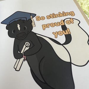 Zo stinkend trots op je! - Grappige kaart afstuderen - Leuke blanco wenskaart