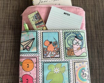 Funda para libros - Diseño de la colección de sellos rosas - Cremallera y bolsillo frontal