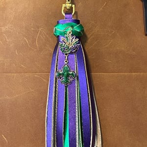 Bolso de cuero Mardi Gras, borla, adorno de máscara y Lis De Fluer. Bolso grande de cuero morado y verde metalizado de 6,5" para artículos de cuero de Portland