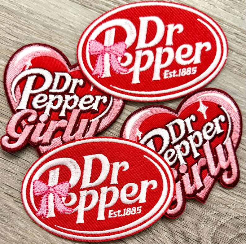 Puede incluir: Parches bordados con el logotipo de Dr Pepper en rojo y blanco. Algunos parches tienen un lazo rosa o la palabra "Girly" en forma de coraz&oacute;n. Los parches son de varias formas y tama&ntilde;os, con el texto "Est. 1885".