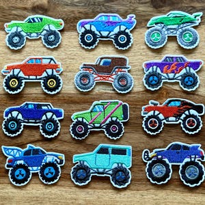 Puede incluir: Doce parches de camión monstruo bordados en varios colores y diseños. Los parches presentan diferentes diseños de camión monstruo, incluyendo un camión verde con llamas, un camión azul con alas y un camión rojo con una calavera.