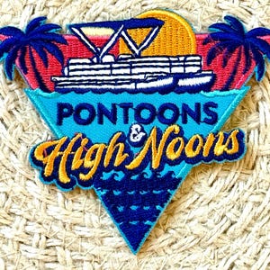 Puede incluir: Parche bordado con temática tropical. El diseño presenta una lancha pontón, palmeras y una puesta de sol. El texto incluye "Pontoons & High Noons" en una fuente estilizada, con una combinación de colores azul, amarillo y rojo.