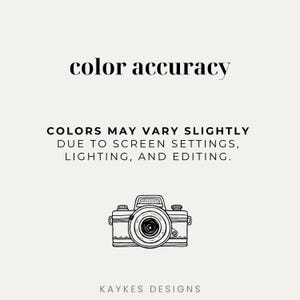 以下が含まれることがあります： 「color accuracy」の文字と「COLORS MAY VARY SLIGHTLY DUE TO SCREEN SETTINGS, LIGHTING, AND EDITING」の文字が書かれたクリーム色のグラフィック。 ヴィンテージカメラの線画が下にあります。 下部には「KAYKES DESIGNS」の文字があります。