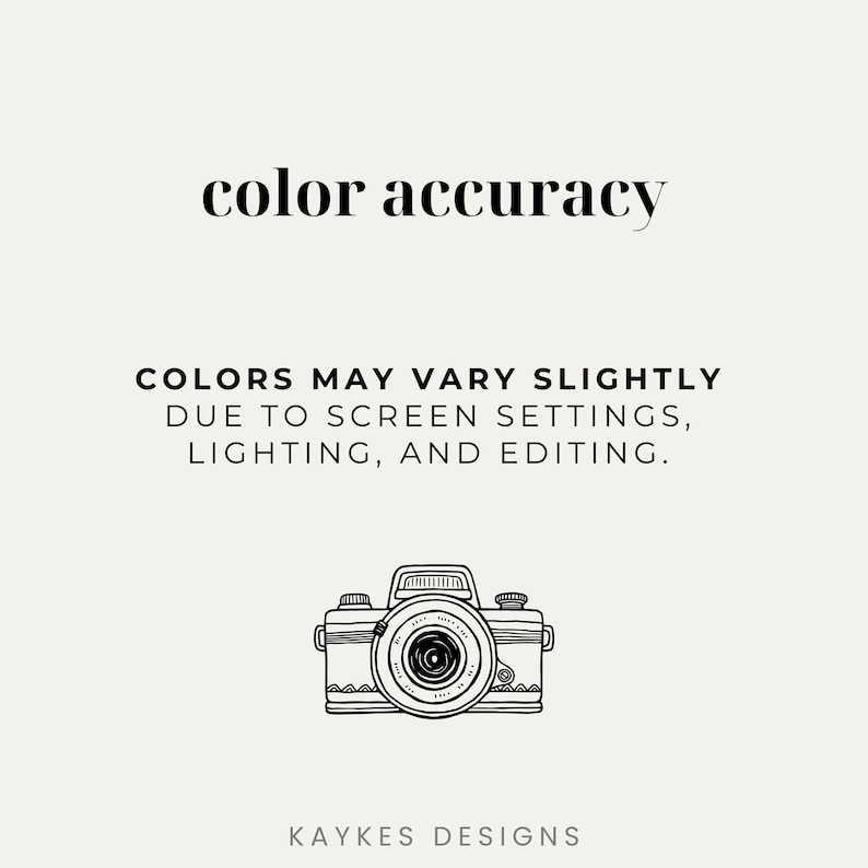 以下が含まれることがあります： 「color accuracy」の文字と「COLORS MAY VARY SLIGHTLY DUE TO SCREEN SETTINGS, LIGHTING, AND EDITING」の文字が書かれたクリーム色のグラフィック。 ヴィンテージカメラの線画が下にあります。 下部には「KAYKES DESIGNS」の文字があります。