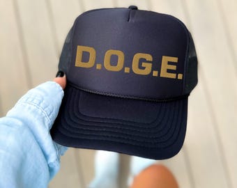 DOGE刺繍入りトラッカーハット - 政府効率化局