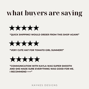 以下が含まれることがあります： 「what buyers are saying」のテキストと、顧客レビューと星評価が表示された画像。レビューでは、迅速な発送、かわいい帽子、スムーズなコミュニケーションについて言及しています。ショップ名「KAYKES DESIGNS」が下に表示されています。
