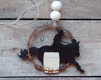 Adorno para puerta de coche con colgante de alambre de púas estilo occidental con forma de caballo de rodeo y corredor de barriles SVG, descarga digital, archivo de corte láser xTool Glowforge