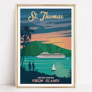 Puede incluir: Un cartel de viaje vintage con un crucero navegando hacia un puerto con una montaña en el fondo. El cartel se titula "St. Thomas" y dice "Islas Vírgenes de los Estados Unidos" en la parte inferior. El cartel tiene un cielo de puesta de sol con palmeras en primer plano.