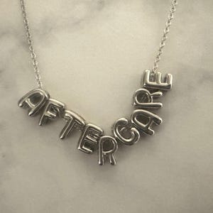 Collar con letras de burbujas Aftercare de Nessa Barrett (plata)