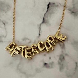 Collar con letras de burbujas Aftercare de Nessa Barrett (dorado)