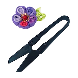 以下が含まれることがあります： 紫とピンクの花の装飾が施された黒い布用はさみです