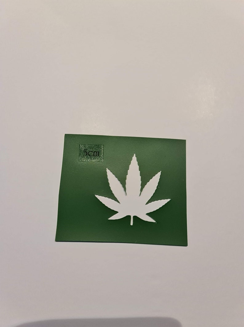 5cm Vinyl Cannabis Leaf Stencil